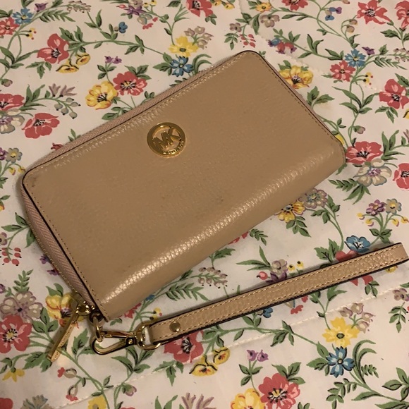 Michael Kors Wristlet Wallet Phone Holder - Picture 1 of 7
